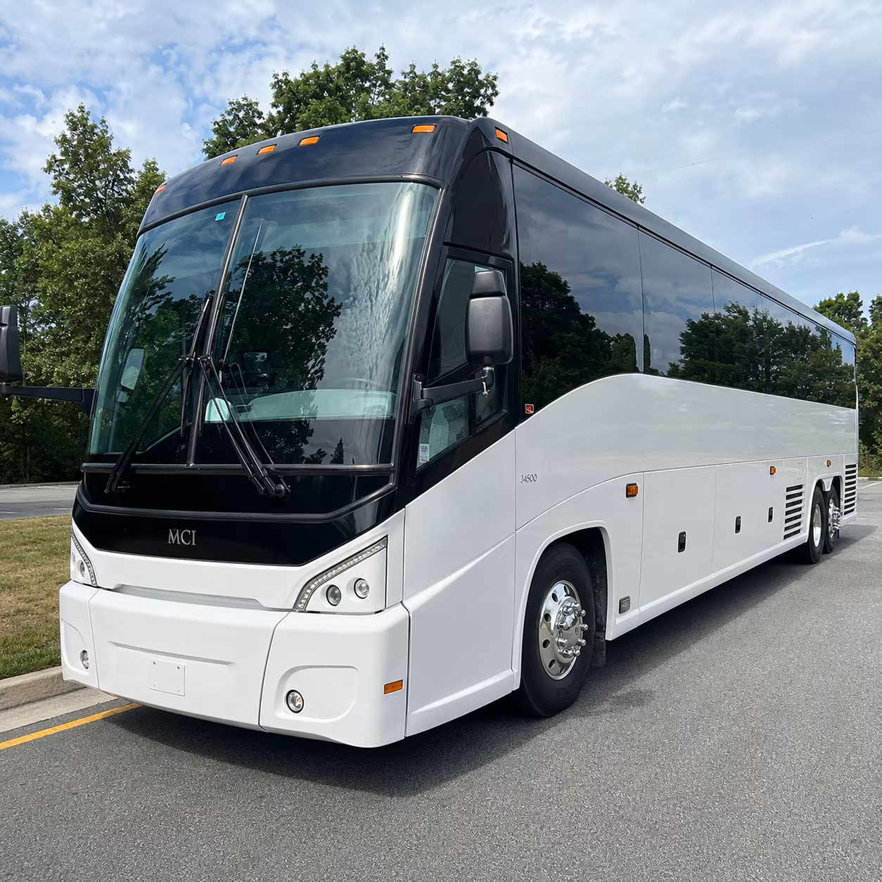 airport shuttle buses between newport news and williamsburg hotels resorts