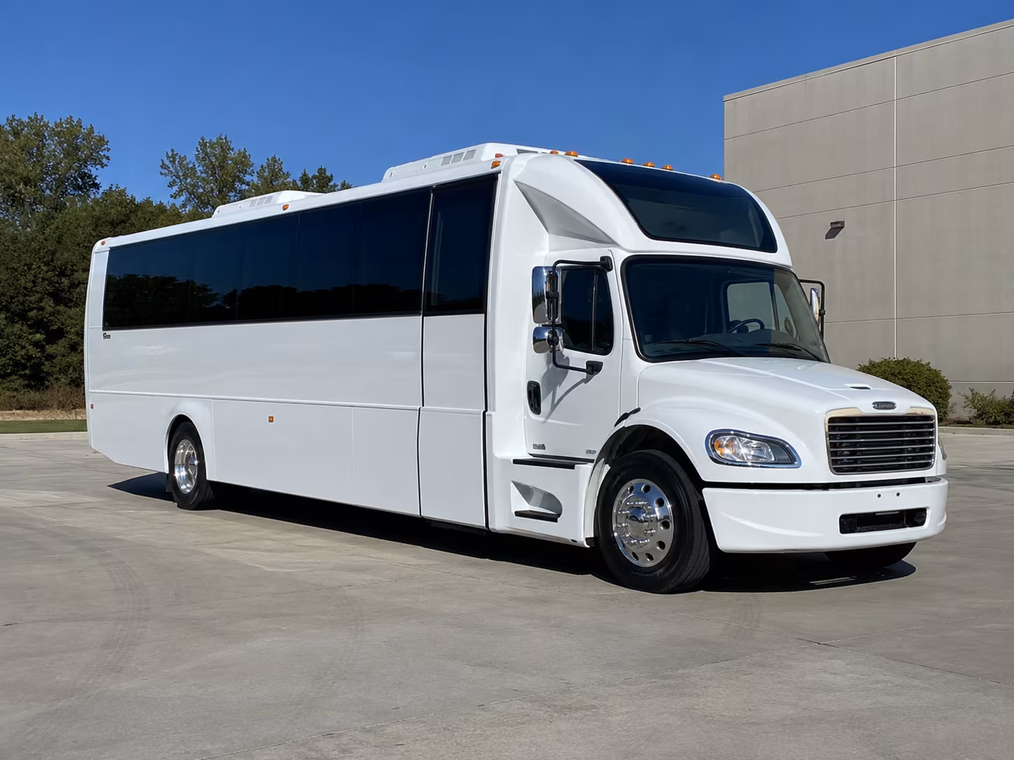 newport news 28 passenger party bus